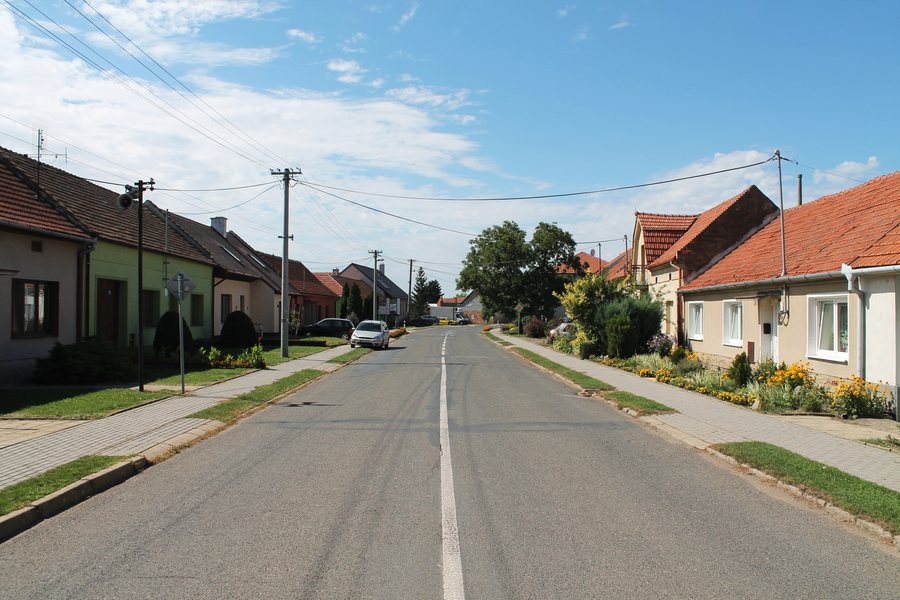 File:Žatčany, Třebomyslice, hlavní ulice (2017-08-05; 01).jpg