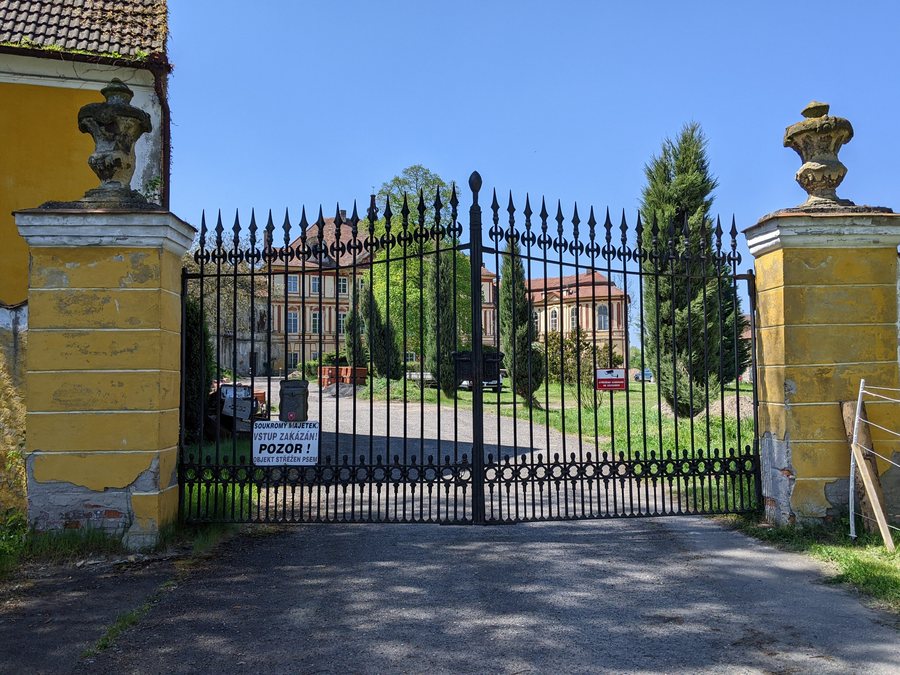 File:Bezno - areál zámku (1).jpg