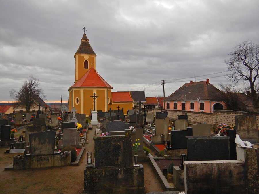 File:2018-01-03 GuentherZ (01) Chvalatice-Chwallatitz Friedhof Kirche.jpg