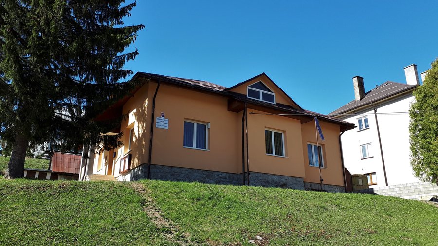 File:Huty - obecný úrad - 2018.jpg
