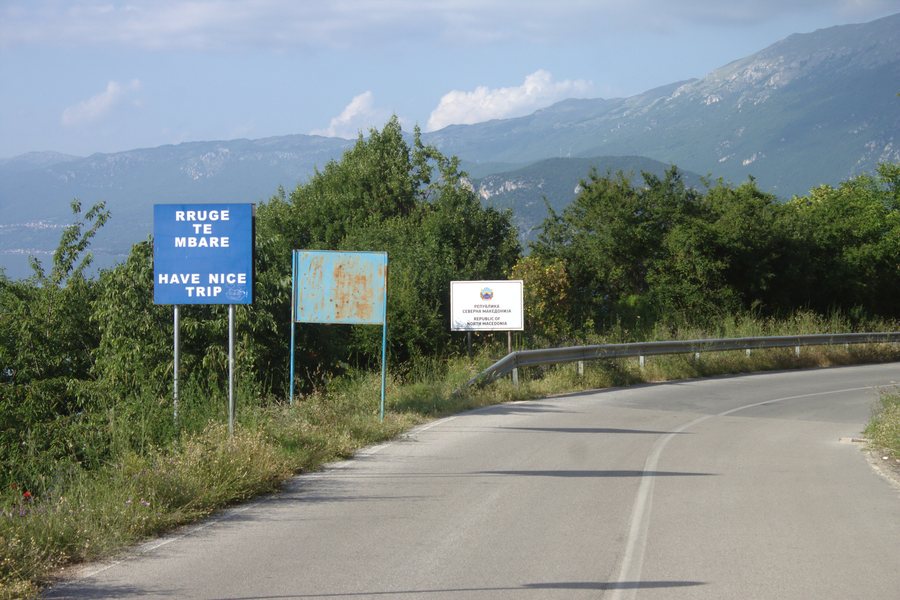 File:Tushemisht, státní hranice.jpg
