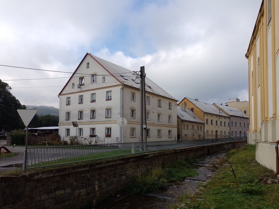 File:Bílá Voda, centrum 02.jpg