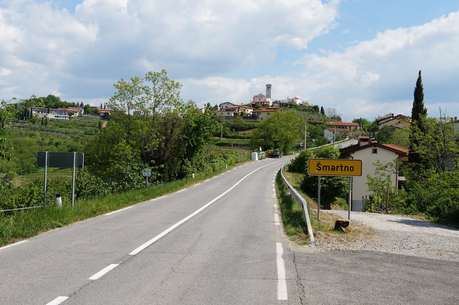 File:Šmartno v Brdih - cesta.jpg