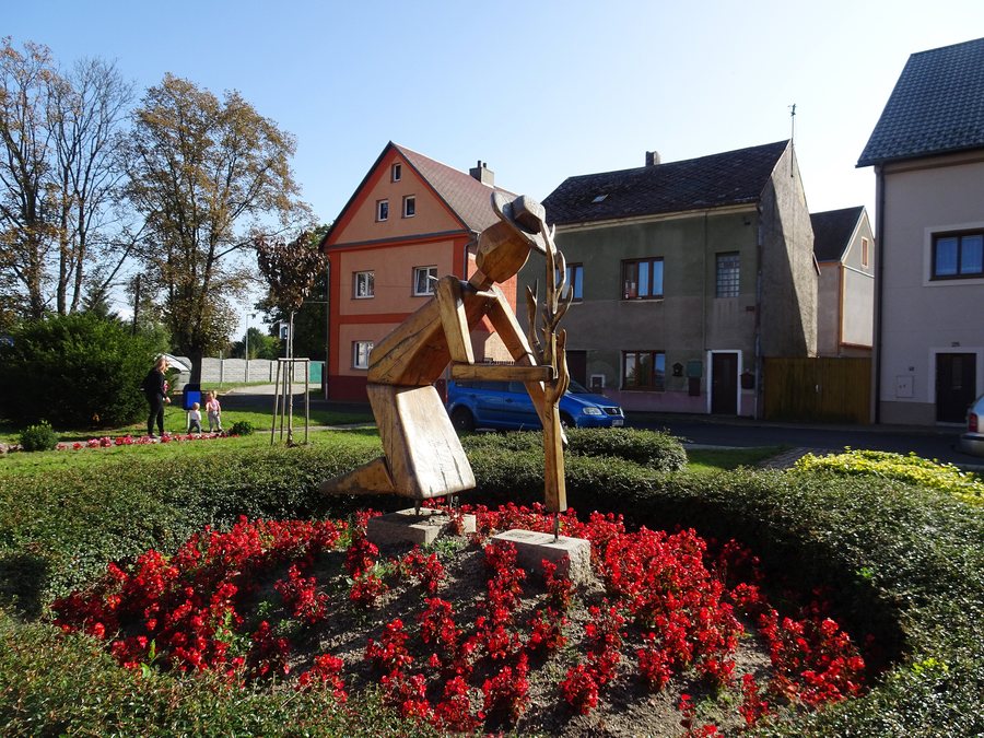 File:Hroznětín, náměstí, park (2).jpg