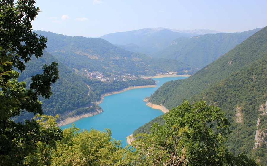 File:Piva Lake 2.JPG