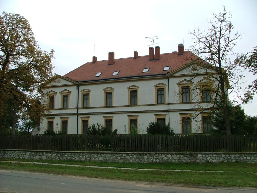 File:Pusztacsalád Heller-kastély.jpg