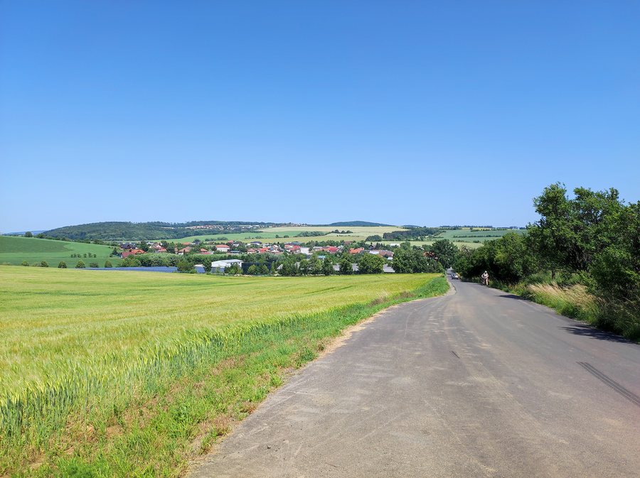 File:Sazovice, celkový pohled (2).jpg