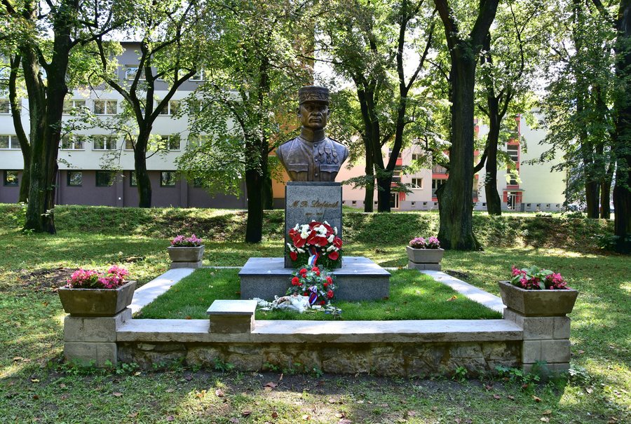 File:Liptovský Hrádok - busta Milana Rastislava Štefánika - 2019.jpg