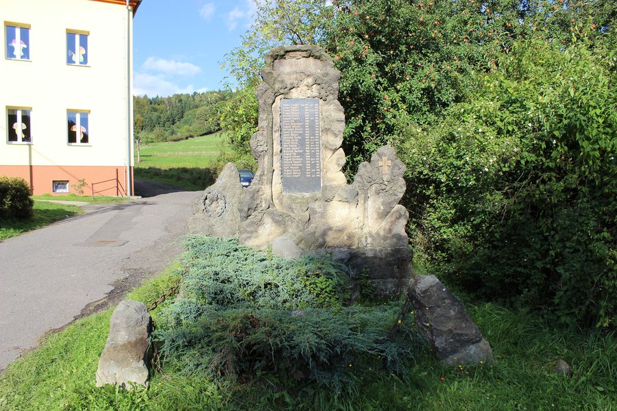 File:Dolní Prysk, pomník.jpg