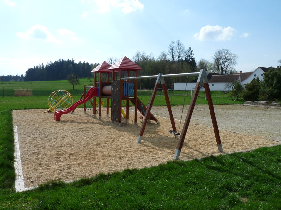 File:Hadravova Rosička, hřiště 01.jpg