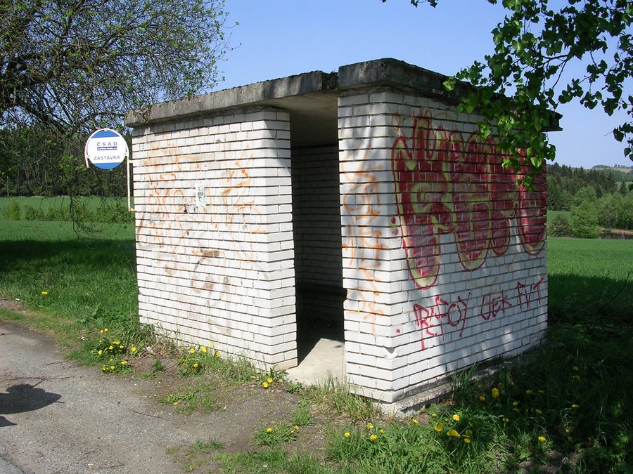 File:Horní Meziříčko rozcestí, zastávkový přístřešek.jpg