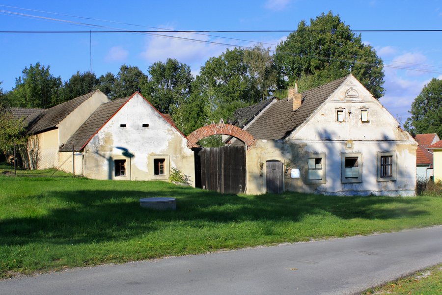 File:Hospříz, Hrutkov, old farm.jpg
