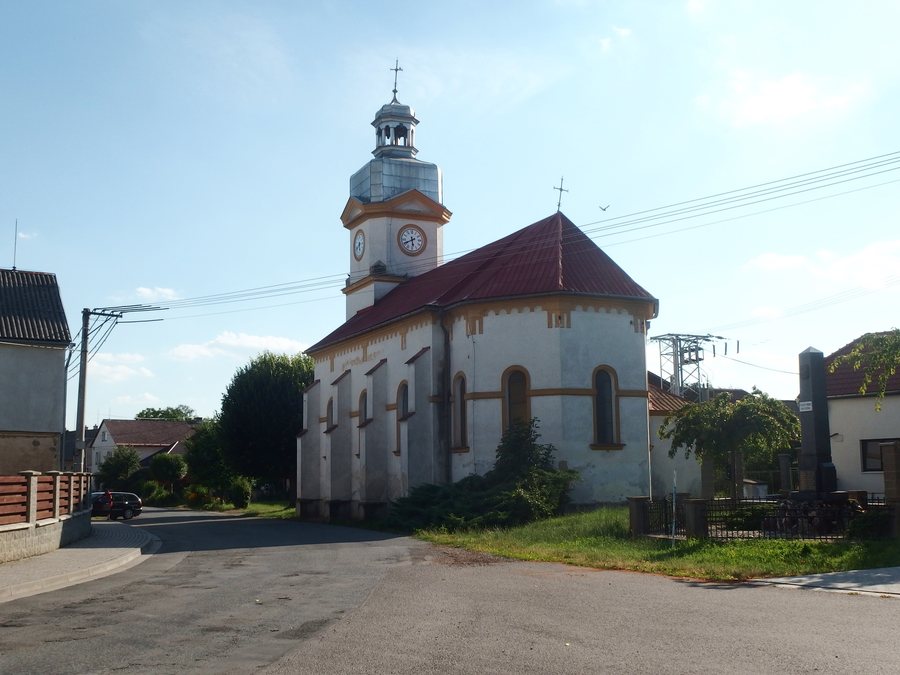 File:Lazce (Troubelice), kostel zezadu.jpg