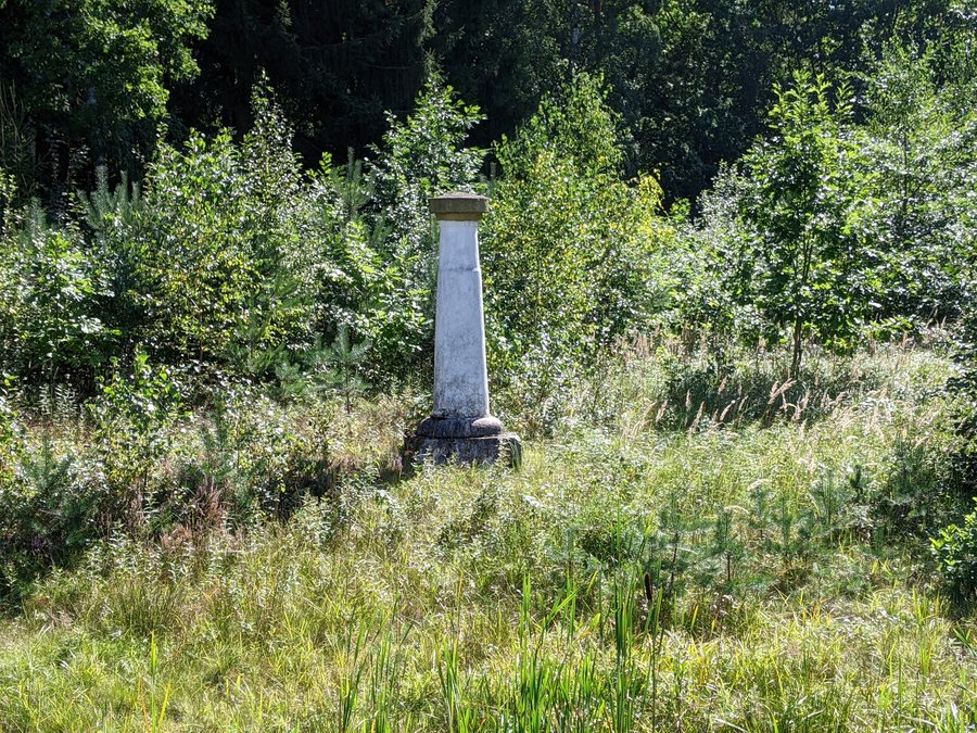 File:Řípec - historický kamenný rozcestník u křižovatky zvané U Sloupu.jpg
