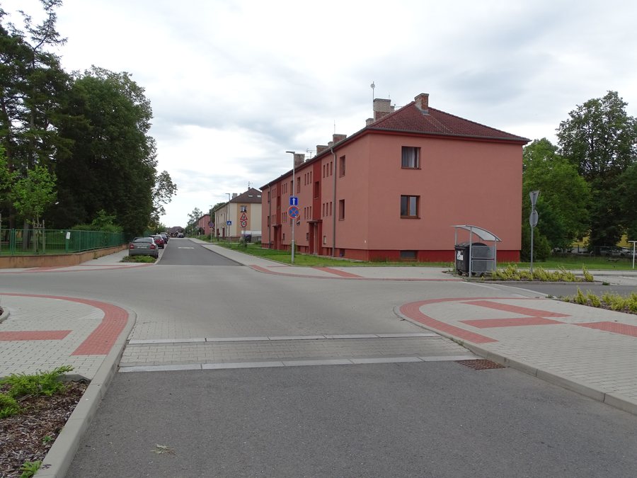 File:Milovice, Dukelská, křižovatka s Dětskou.jpg