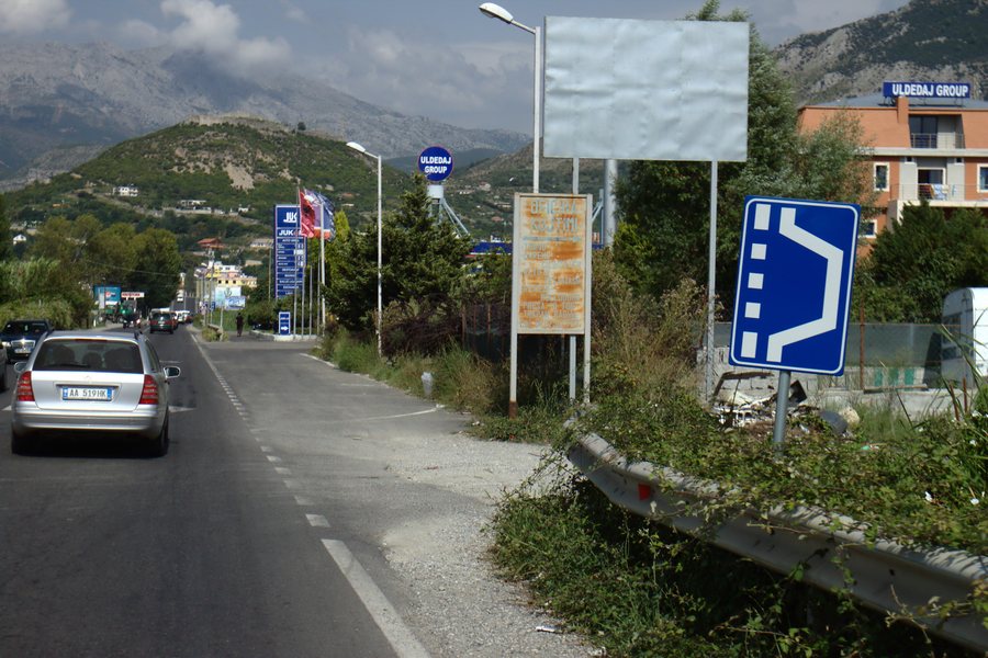 File:Lezhë, hlavní silnice II.jpg