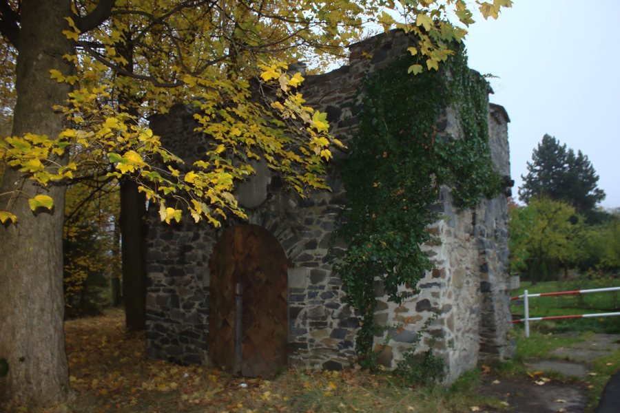 File:Hošťálkovy, brána.jpg