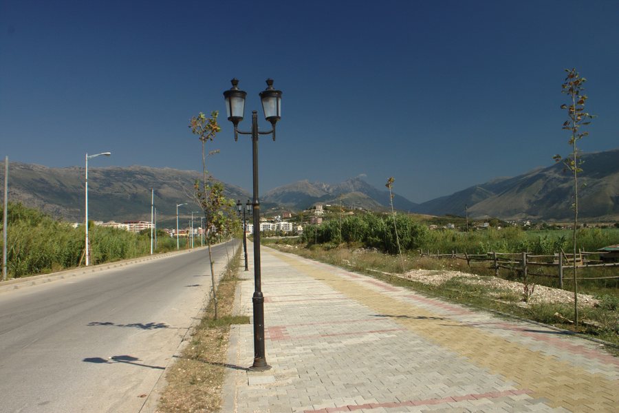 File:Orikum, cesta k pláži.jpg