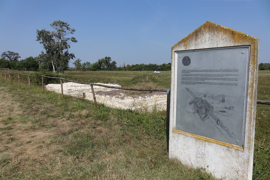 File:Iža, Dievčí hrad 24 Slovakia 1.jpg