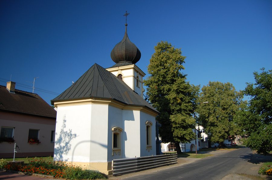 File:Kaple na návsi v Bílovicích, Bílovice-Lutotín, okres Prostějov.jpg