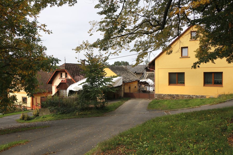 File:Strážov, Rovná, common.jpg