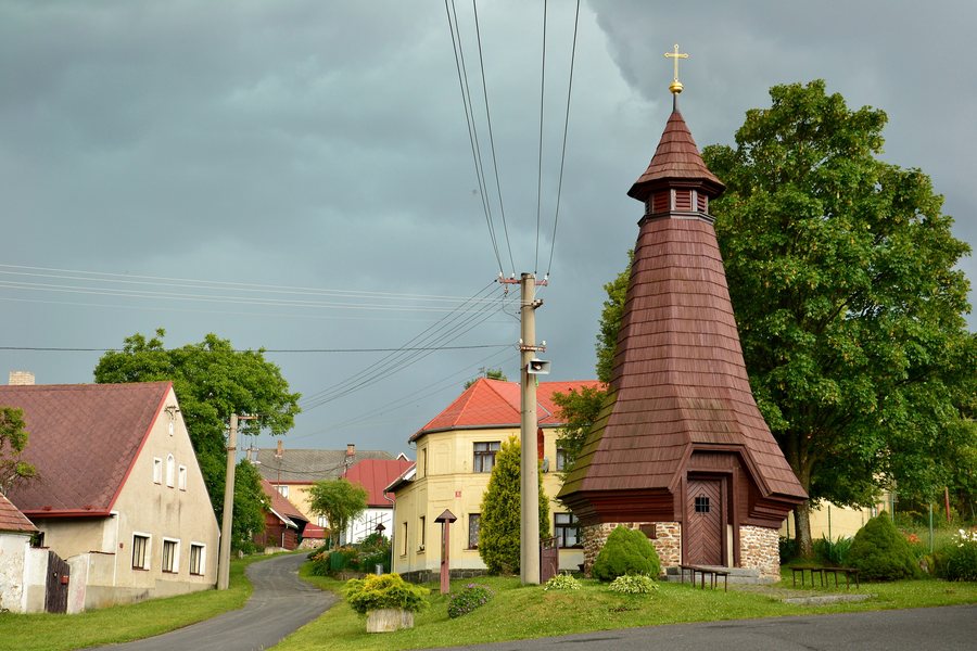 File:Pohorsko - náves.jpg