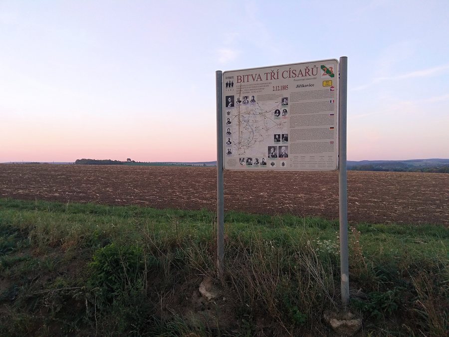 File:Šlapanice, silnice do Jiříkovic, naučná stezka (18.26.10a).jpg