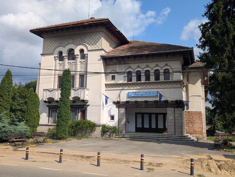 File:House of culture in Novaci, Romania.jpg