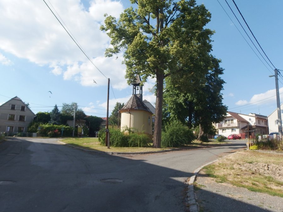 File:Zadní Újezd, náves (1).jpg