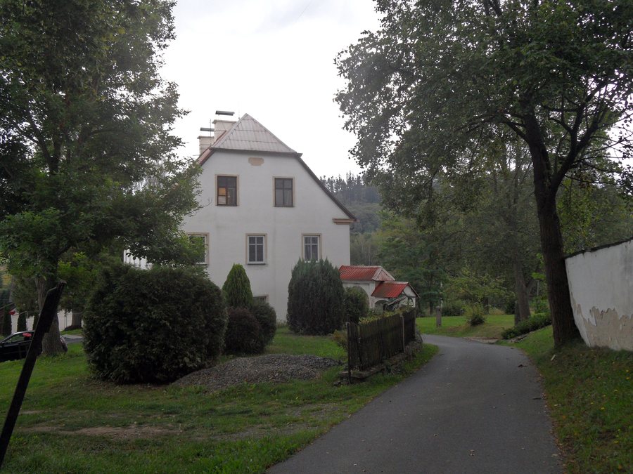 File:Zátor fara.jpg