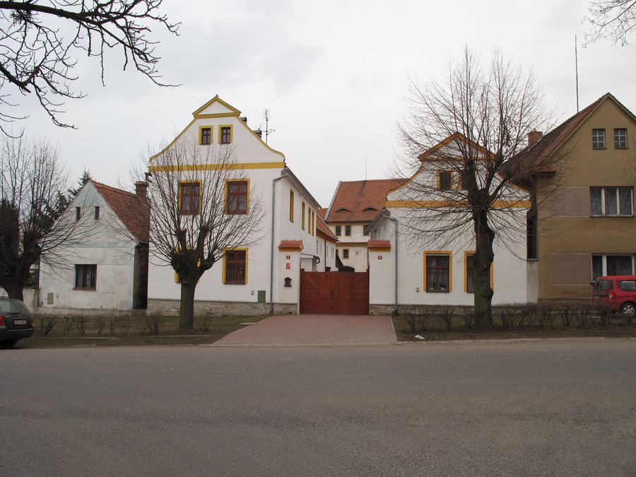 File:Tuchořice, dům na návsi.jpg