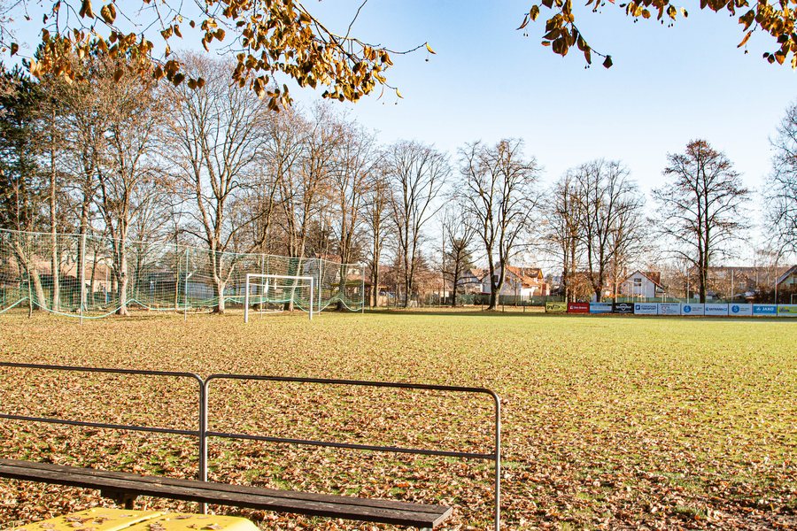 File:Fotbalové hřiště v obci Kratonohy 01.jpg