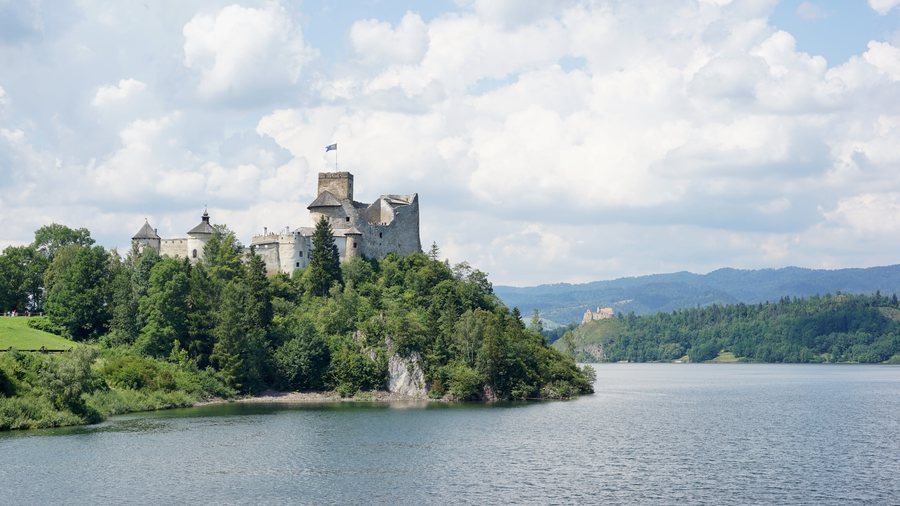 File:Niedzica zamek plus Czorsztyn.JPG