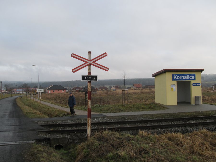 File:Kornatice - zastávka lokálky.JPG