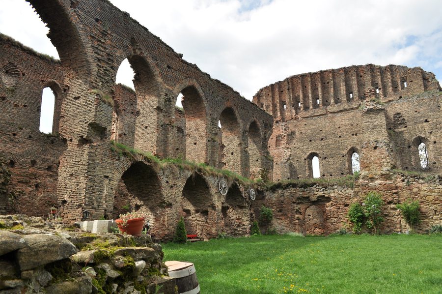 File:Cetatea Slimnic interior.jpg