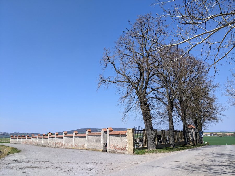 File:Plazy - hřbitov (1).jpg