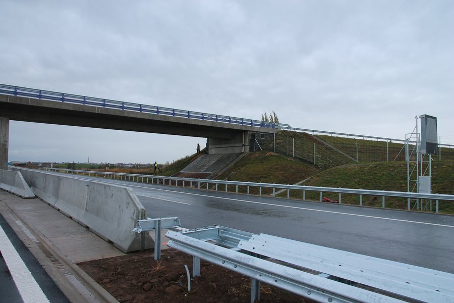 File:D11, úsek 06, (03) nadjezd Trotina-Sendražice, 2021 (01).jpg
