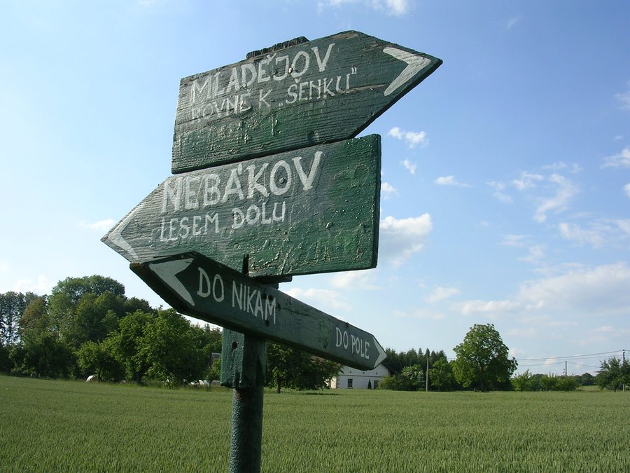 File:Troskovice, Žďár, rozcestník (01).jpg