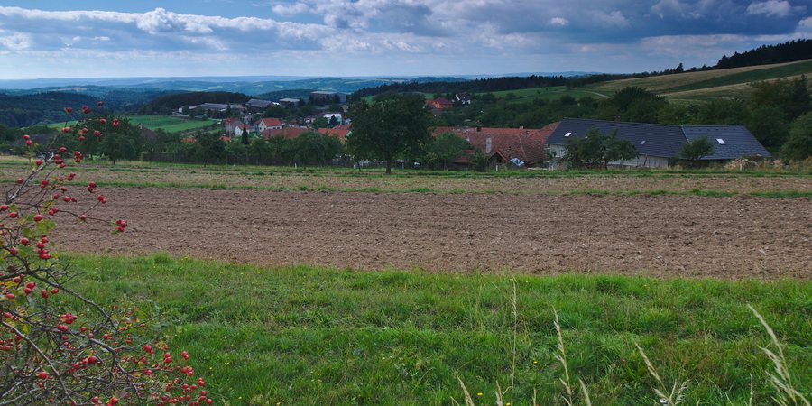 File:Pohled na obec od severovýchodu, Kozárov, okres Blansko.jpg
