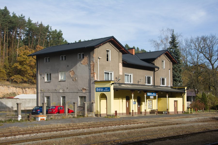 File:Bělá pod Bezdězem nádraží.jpg