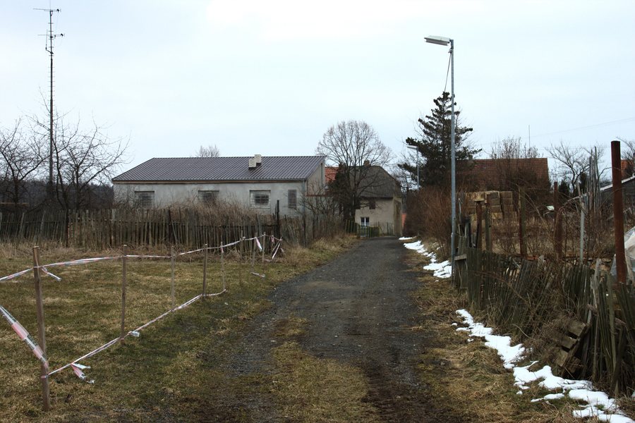 File:Příčina, cesta do obce.jpg