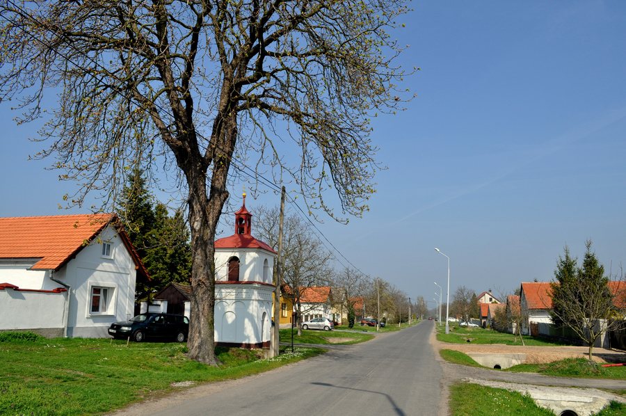 File:Vlkov pod Oškobrhem with Sts. Peter and Paul Chapel.JPG