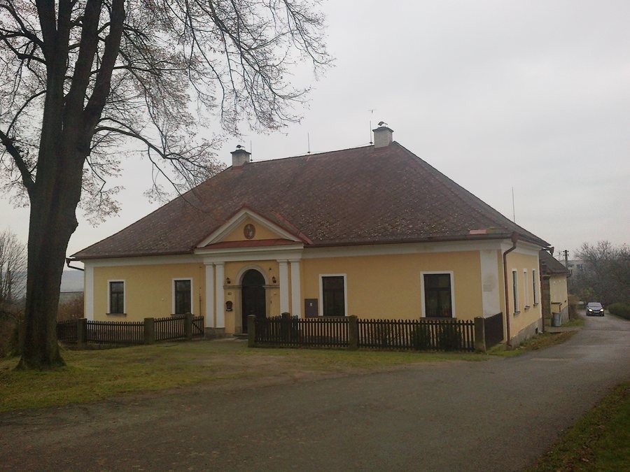 File:Bezděkov nad Metují - fara.jpg