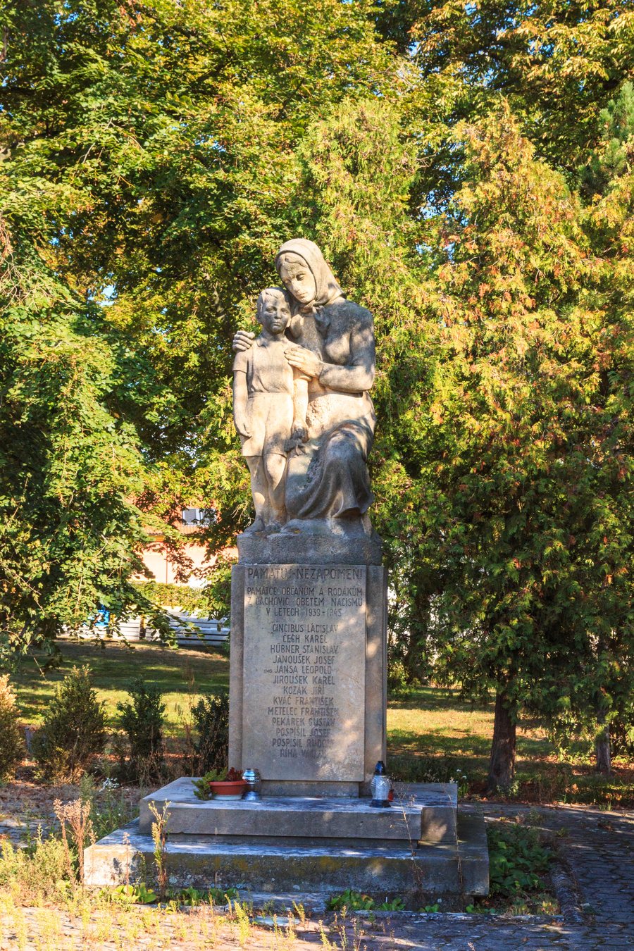File:Čachovice - pomník obětem II. světové války.jpg