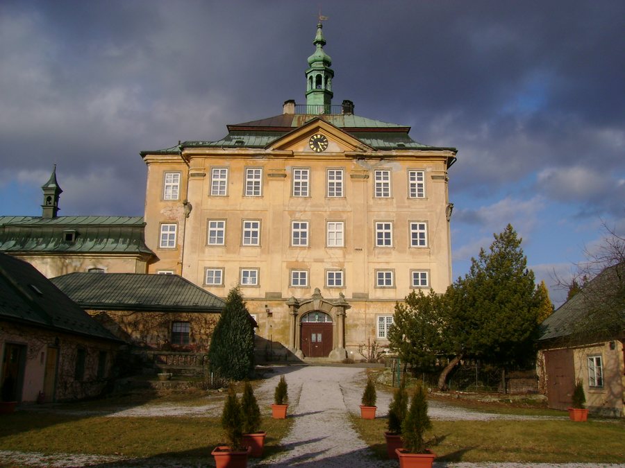 File:Jičíněves-zámek2012a.jpg