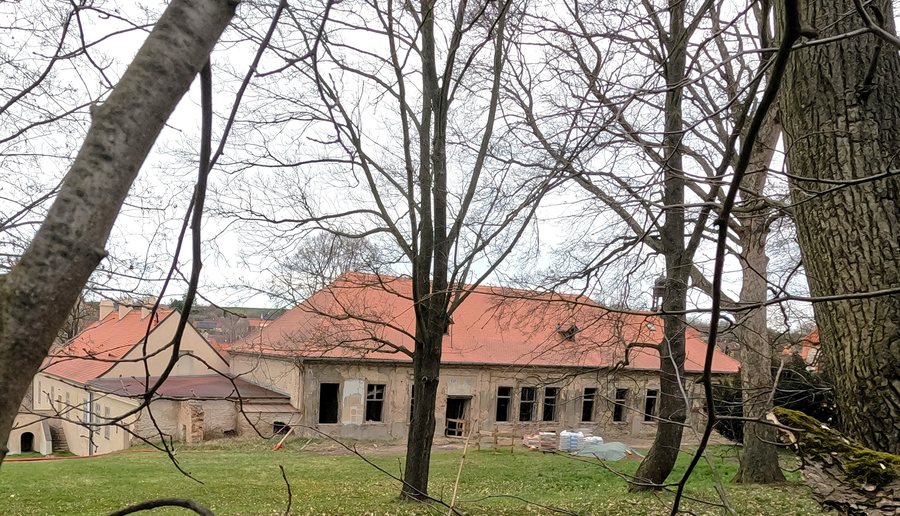 File:Kolec zamek pohled z jizni strany.jpg