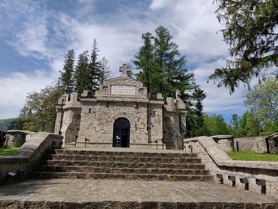 File:Mausoleul eroilor din Soveja 01.jpg