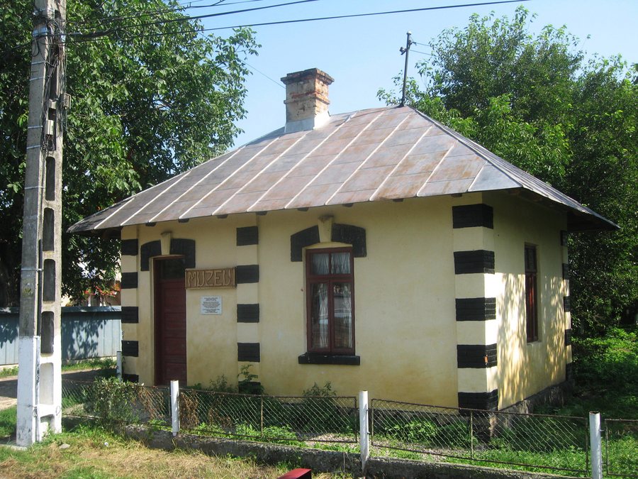 File:Pichetul din Cornu Luncii.jpg