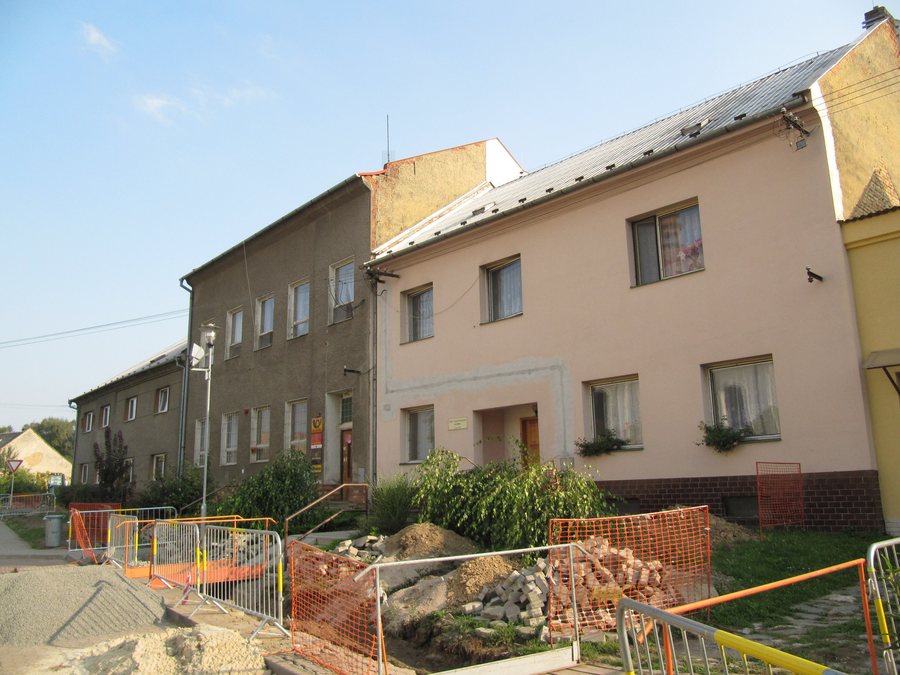 File:Hněvotín, DPS.jpg