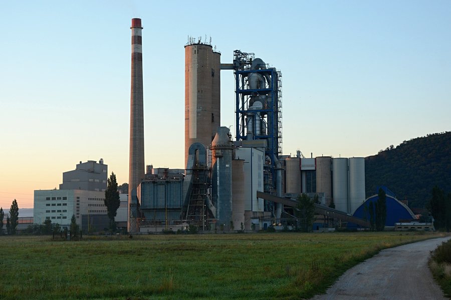 File:20200909 cementárna Turna nad Bodvou.jpg